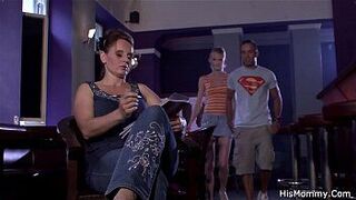 Мачеха-лесбиянка соблазняет подругу своего сына на грязный секс - порно видео