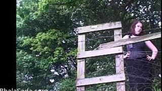 Британская крошка обнажается на улице - порно видео