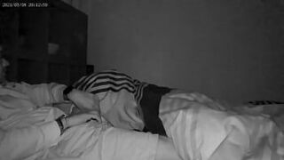 Мачеху застукали за соблазнением ее отсталого пасынка перед няней - порно видео