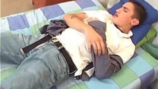 Твинк-латиноамериканец раздевается догола и гладит его большой хуй - порно видео