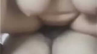 Шлюха с клиентом в отеле, он трахает ее и снимает на видео - порно видео