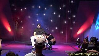 Причудливое фетиш-шоу на публичной сцене - порно видео