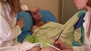 Две русские женщины-доктора делают минет над ними - порно видео