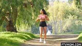 Латина-милфа на публике обнаженная - порно видео