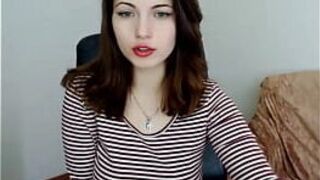 Русская с большими сиськами играет с киской перед вебкамерой - порно видео