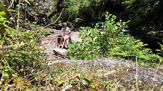 Вуайеристский незнакомец трахает девушку на нудистском пляже. Она в шоке! - порно видео