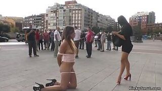 Брюнетка-красотка лижет госпожу на публике - порно видео