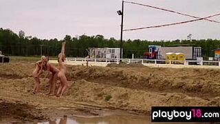 Купание в грязи с крутой блондинкой с большими сиськами Джейми Нельсон и ее подругами - порно видео