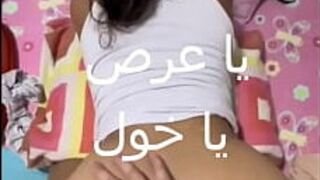 Мой сосед вытащил трусики, упавшие из-под пилы, и его член стоял надо мной, он продолжал играть всем моим телом, трахая меня каждой частью моего тела. - порно видео