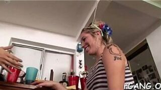 Возлюбленные лижут перед мужчинами - порно видео