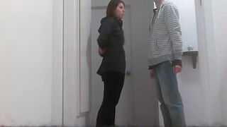 Удивительная пара, пытающая яйца в любительском видео - порно видео