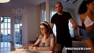 Студентки Сибил и Роми Инди делят удачу - порно видео