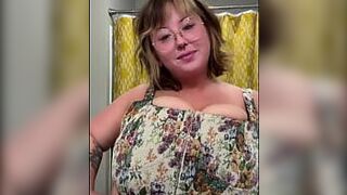 Мама и жена с толстой задницей - порно видео