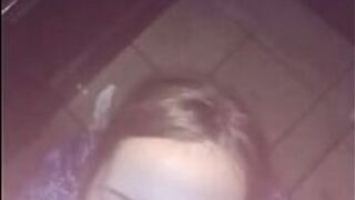 Жадно Сосет в туалете - порно видео