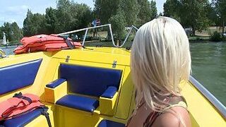 Приятель пользуется аргументом и трахает девушку - порно видео