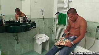 Жена застает его трахающим ее огромную м. - порно видео