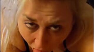 Мама сосет член и играет со спермой - порно видео