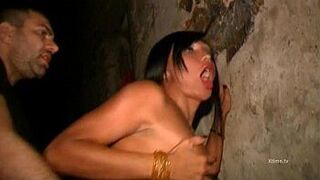 Горячую брюнетку-шмель дико трахнули - порно видео