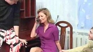мачеха трахается и друг групповушка - порно видео