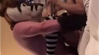 Пригвожденный лисой - порно видео