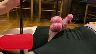 Пытка по яйцам, яйца подтянулись. - порно видео