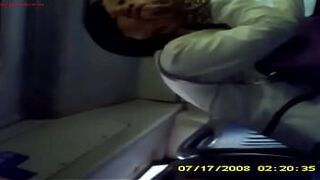 Извращенец, который открыто мастурбирует рядом с хорошенькой сучкой в корейском порно автобусе - порно видео