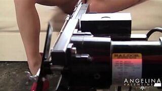 Дилдо-машина вызывает мокрый оргазм у Анджелины Валентайн! - порно видео