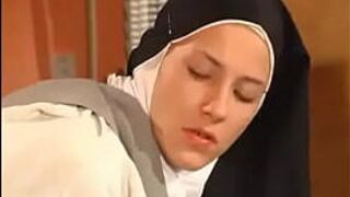 Монахиня и священник развлекаются - порно видео