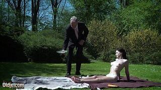 Старый и большой член Бориса заставляет тинку кончить несколько раз - порно видео