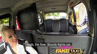 Женский фейковый такси, грудастый водитель глотает сперму актера - порно видео