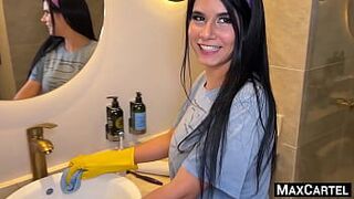 У горничной огромные сиськи - порно видео