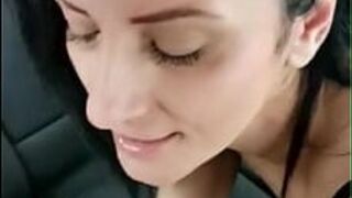 Мой муж заставил меня попробовать его сперму... в машине - порно видео