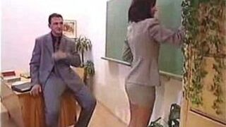 Жестко трахает милфу-учительницу - порно видео