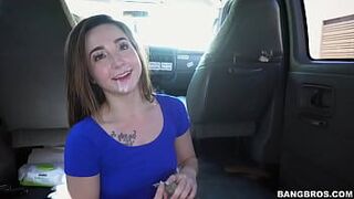 Трахаю (над) горячую миниатюрную студентку из университета - порно видео