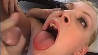 Стройная блондинка глубоко заглатывает член парня, а затем впускает его жезл в попку и получает сперму на лицо - порно видео