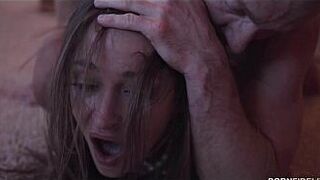 Счастливый водитель трахает своего горячего пассажира Дэни Дэниелс - порно видео