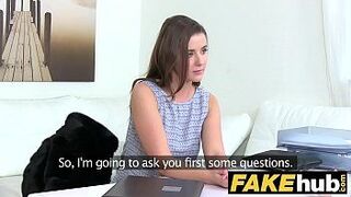 Женщина-агент Сексуальная модель получает свой первый вкус мокрой киски горячих агентов - порно видео